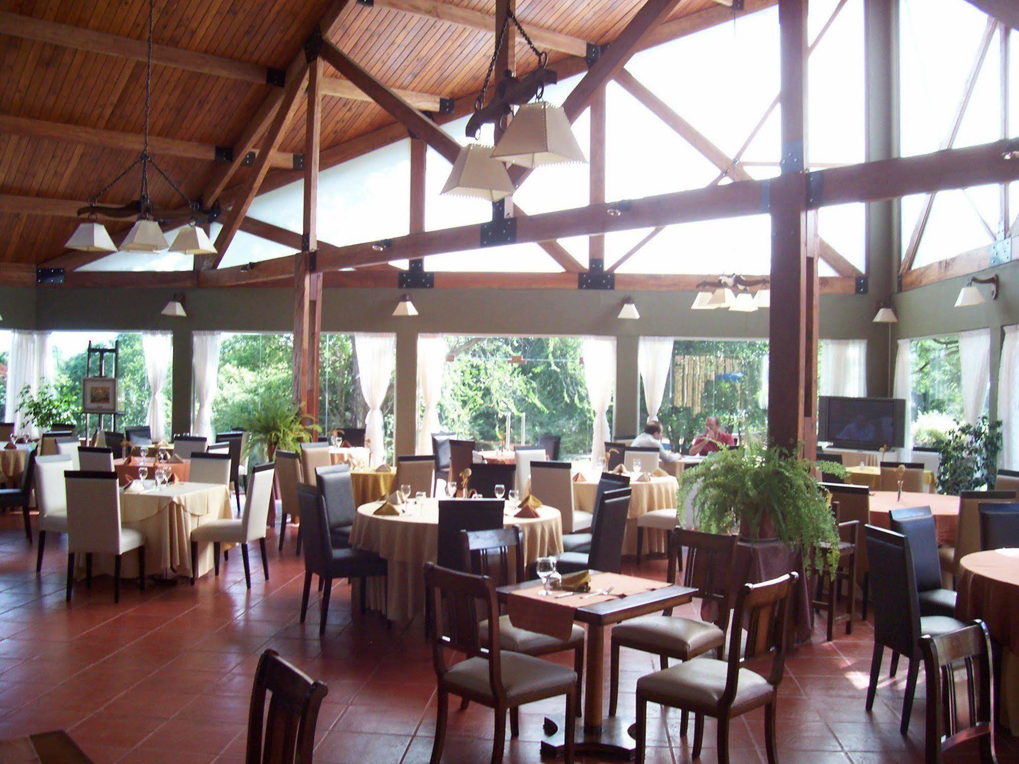 Howard Johnson Hotel & Spa Вилья-Хенераль-Бельграно Экстерьер фото